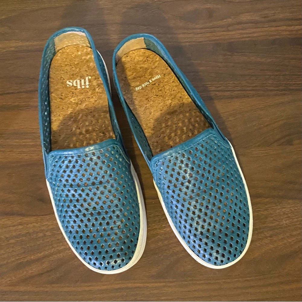 Jibs Classic Slip On in Teal - EUC